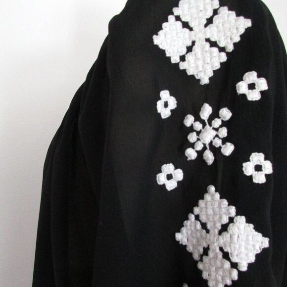 Old Navy‎ Blouse Women's XL Black Embroidered Long Sleeve Split Neck Polyester - Picture 6 of 14